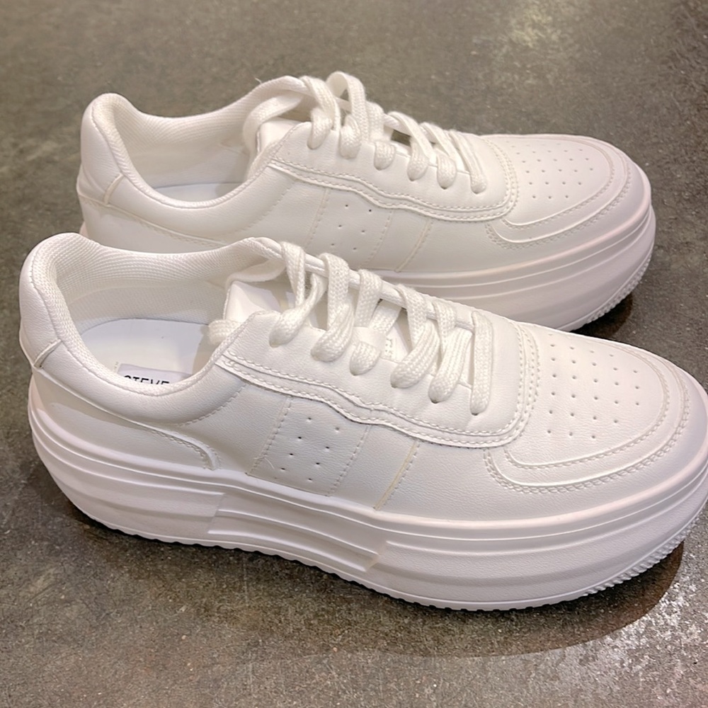 STEVE MADDEN “PAYTON” WHITE SNEAKER. BRAND NEW. SIZE 7.0